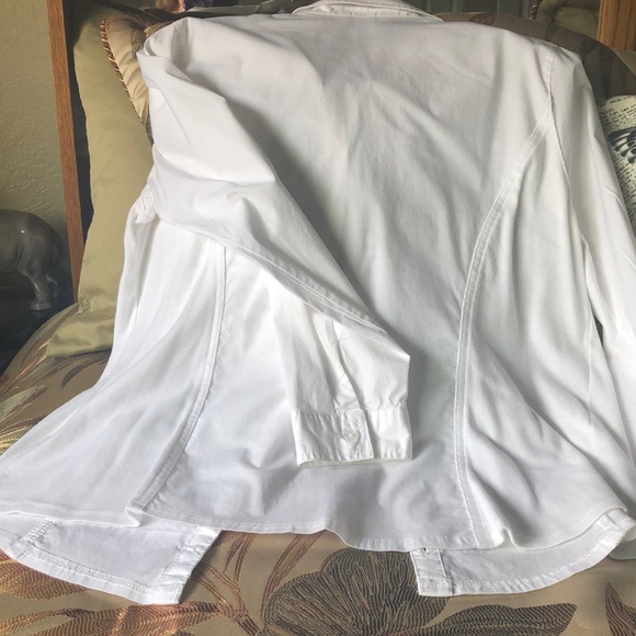 🌷SOLD🌷White button down blouse/shirt. - Picture 3 of 6